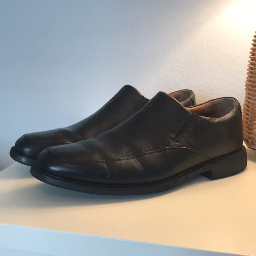Clarks Black Loafers - Picture 1 of 9